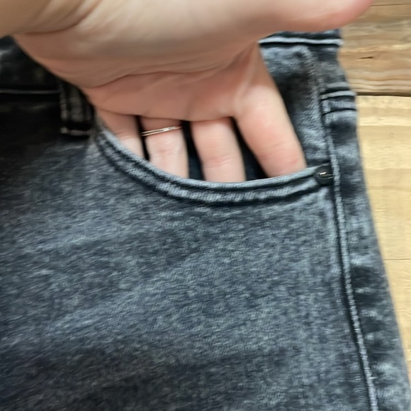 KanCan size 9/28 Gray Color Skinny Jeans with Tapered Leg and Mineral Wash Fade - Picture 4 of 11